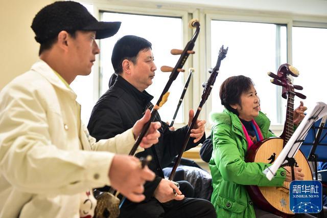 12月6日,老年人在江北区石马河街道养老服务中心图书馆内阅读.