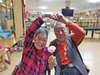 东坝福寿苑养老照料中心工作人员为老人过生日.